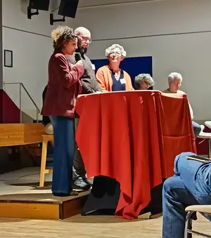 réunion publique Eurre en Lien, pupitre